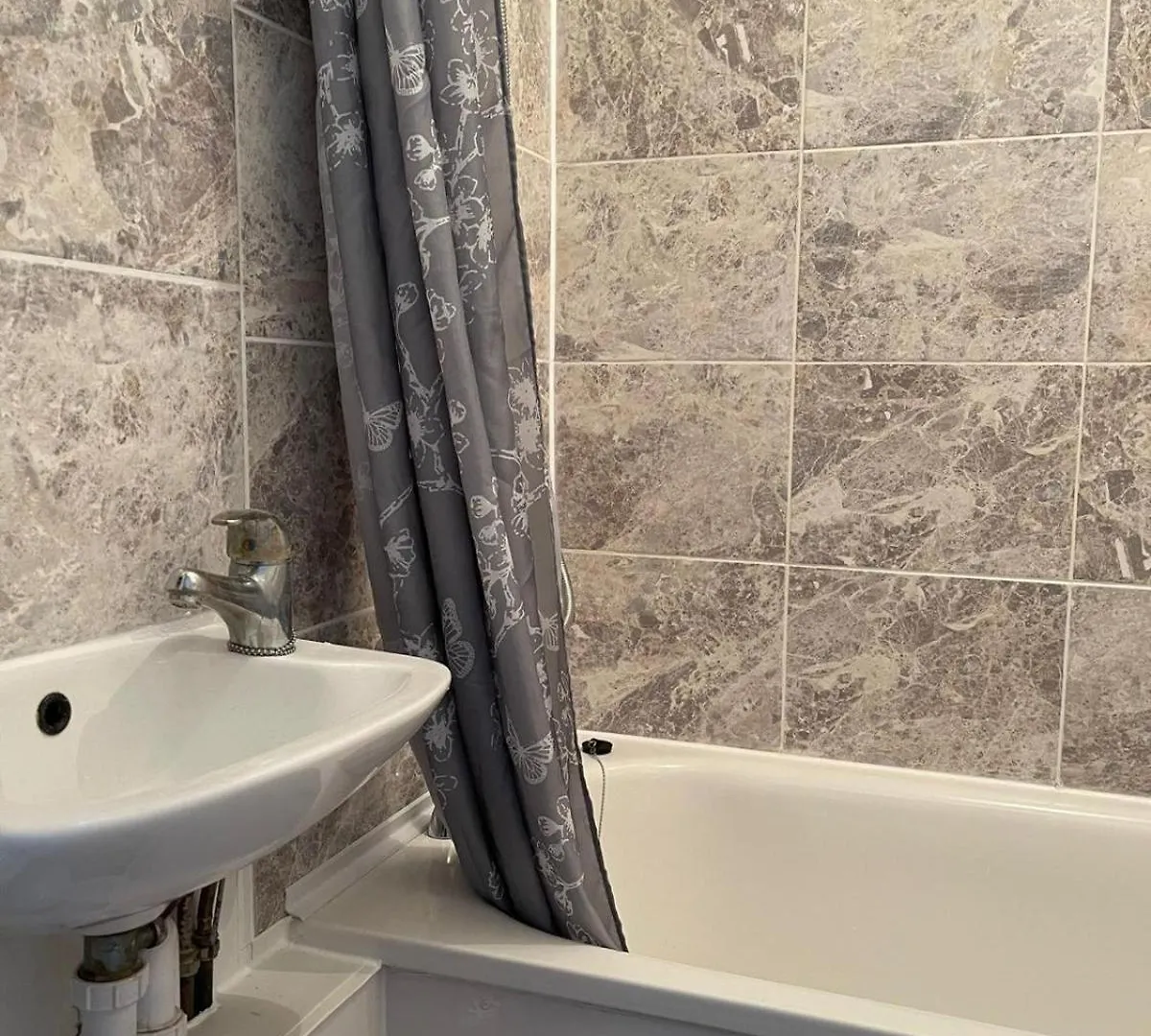 Crescent 2 Beds Apartment Goodmayes