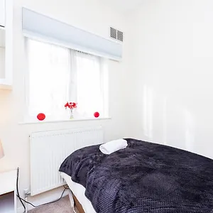  Apartment 3 Bedroom House W Parking Close To Shops