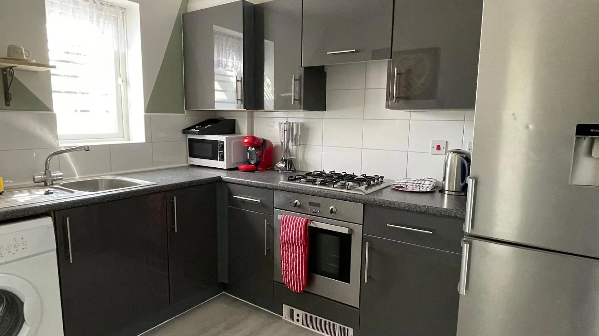 Crescent 2 Beds Apartment Goodmayes United Kingdom