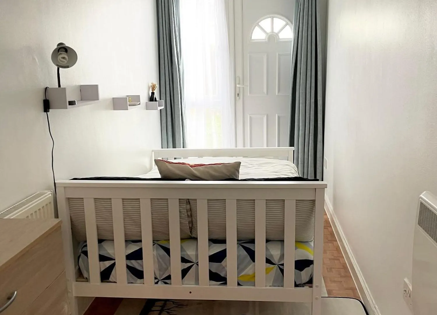 Crescent 2 Beds Apartment Goodmayes 0*,  Reino Unido